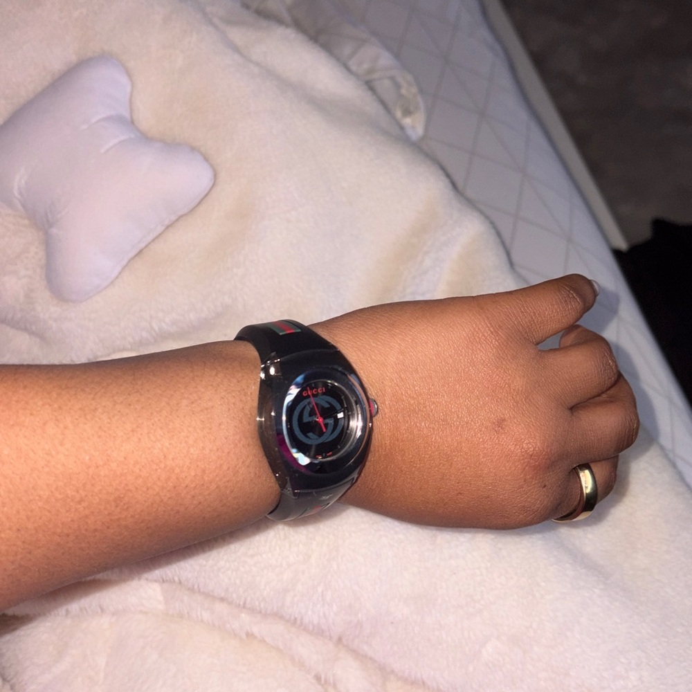 Gucci Black Timepiece with Red and Green Stripes - Picture 4 of 6